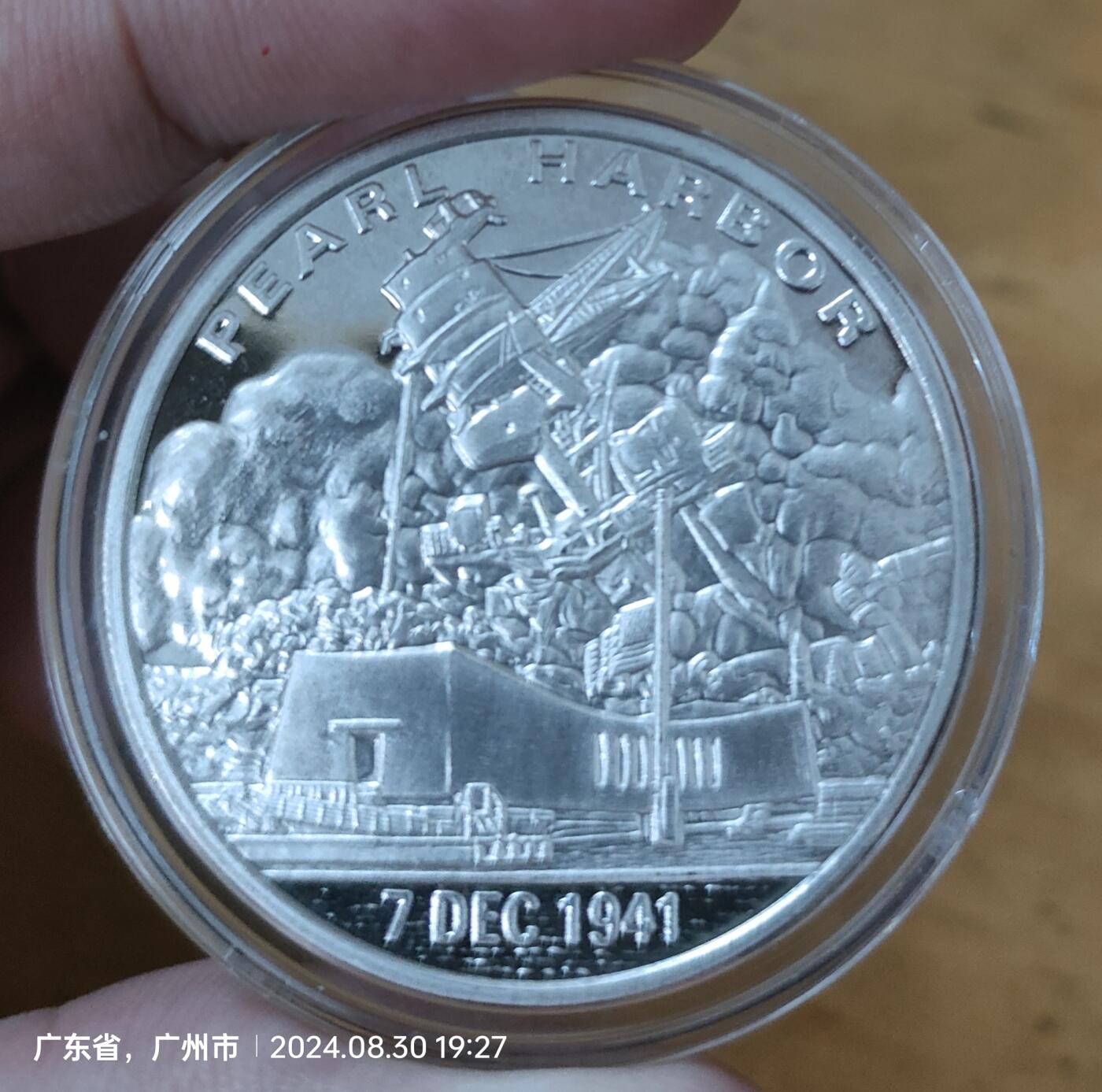 美国珍珠港亚利桑纳号战列舰 1盎司纯银纪念章 原盒包装，盒证齐全，纯银1盎司，品相好，非常漂亮，少见。