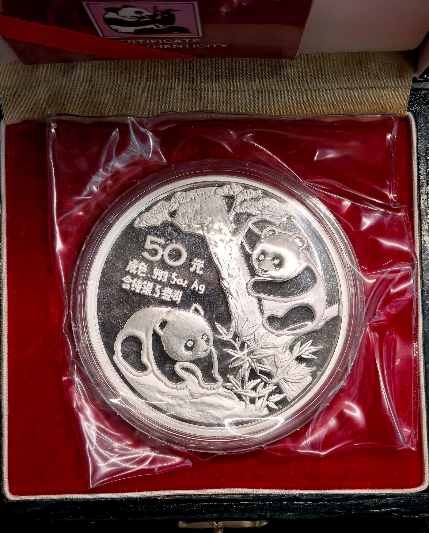 凡希社世界钱币微拍第二百八十三期 1990中国熊猫50元5盎司大银原厂塑封盒证全，品相完美无瑕，无任何白斑黑点瑕疵，边缘有自然氧化形成的洋红彩，评级的话69打底，从长远的角度来看，可能这种原包装的更有收藏价值。