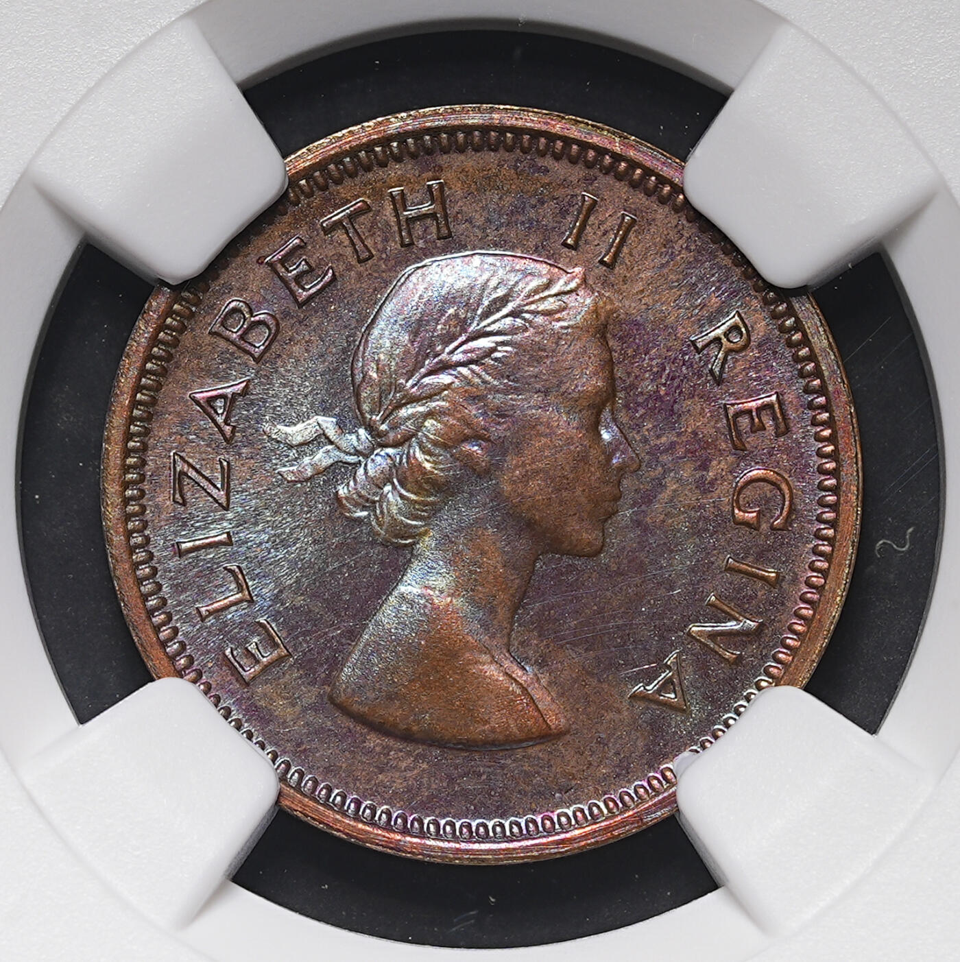 修遠堂世界钱币第三十八期 全场包邮 NGC PF64BN 1956年英属南非精制1/4便士铜币 五彩包浆 仅铸造1700枚