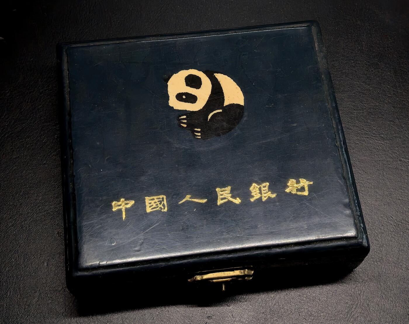 凡希社世界钱币微拍第二百八十三期 1990中国熊猫50元5盎司大银原厂塑封盒证全，品相完美无瑕，无任何白斑黑点瑕疵，边缘有自然氧化形成的洋红彩，评级的话69打底，从长远的角度来看，可能这种原包装的更有收藏价值。