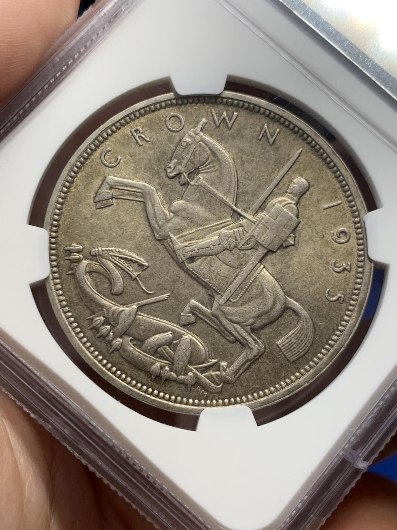 《竞宝斋》第303场   周日，周一 2场连拍 （全场包邮） NGC MS63 英国1935年乔治五世马剑银币 淡彩 出彩不易
