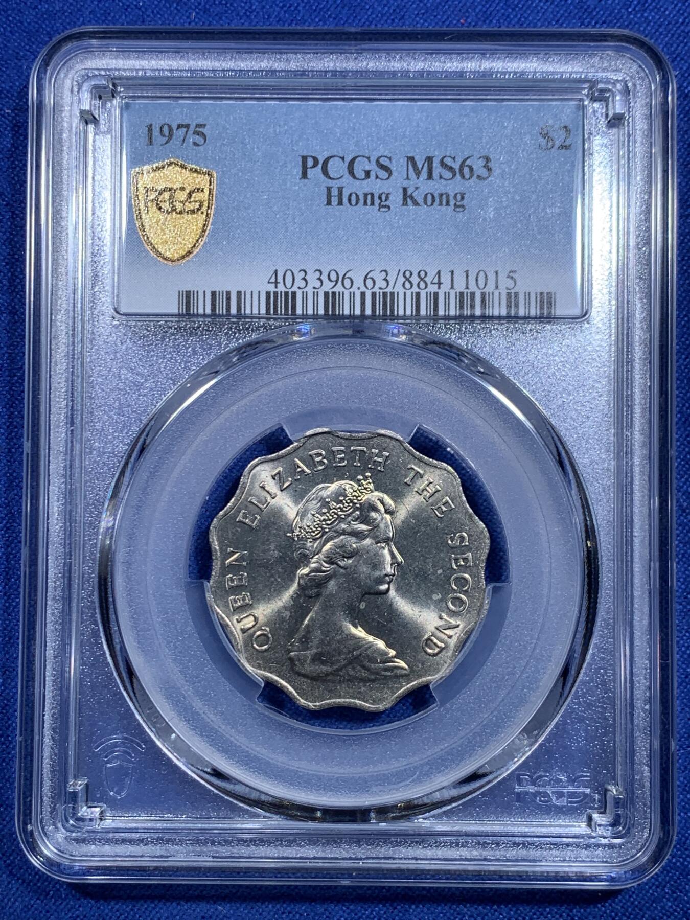 《竞宝斋》第303场   周日，周一 2场连拍 （全场包邮） PCGS MS63 香港1975年伊丽莎白二世女王多边形2元，车轮光状态，2元铸造工艺不太好，花边独特设计，喜欢的不要错过了