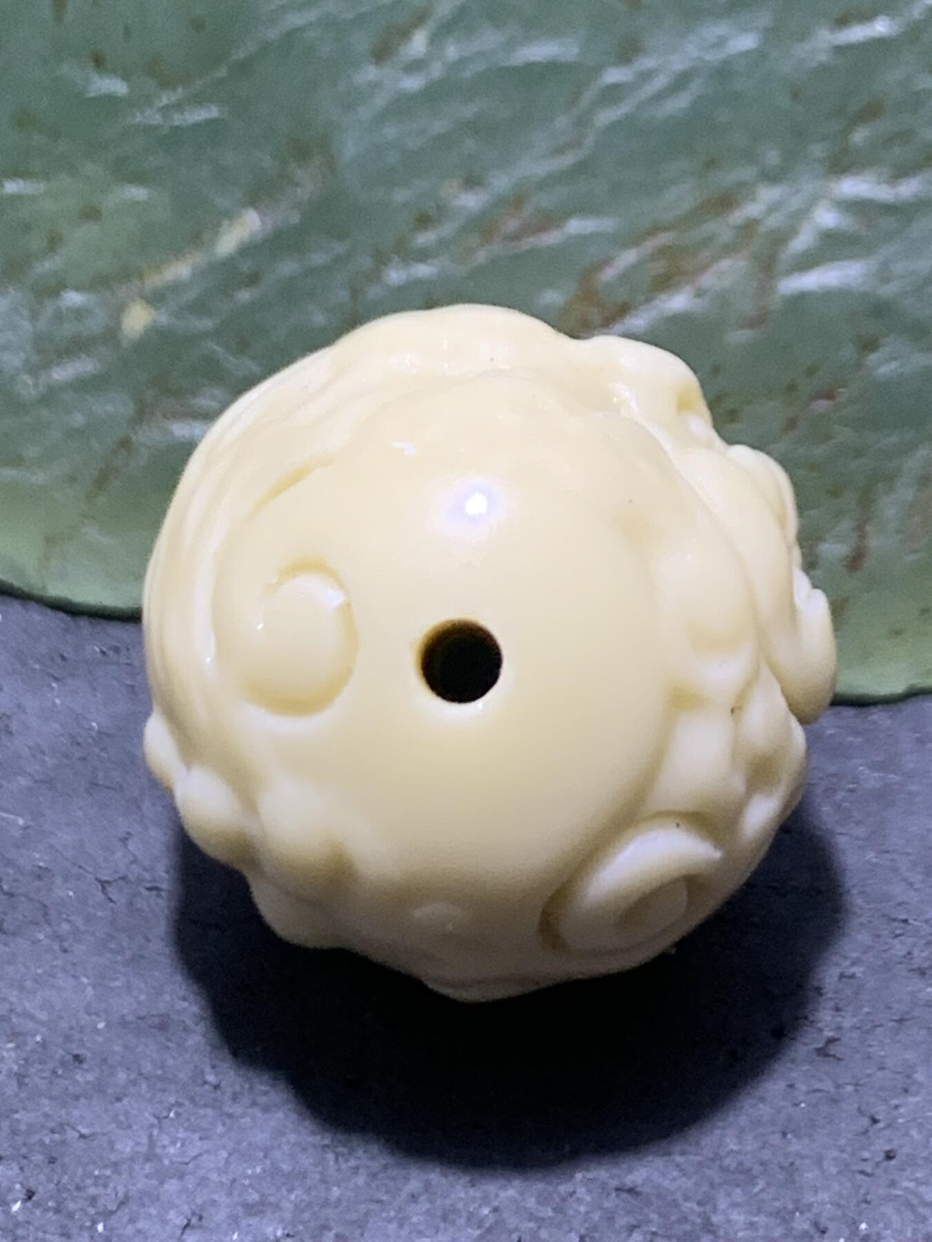 精美高玉化金膏玉手工雕刻大黑天黄财神珠一个，