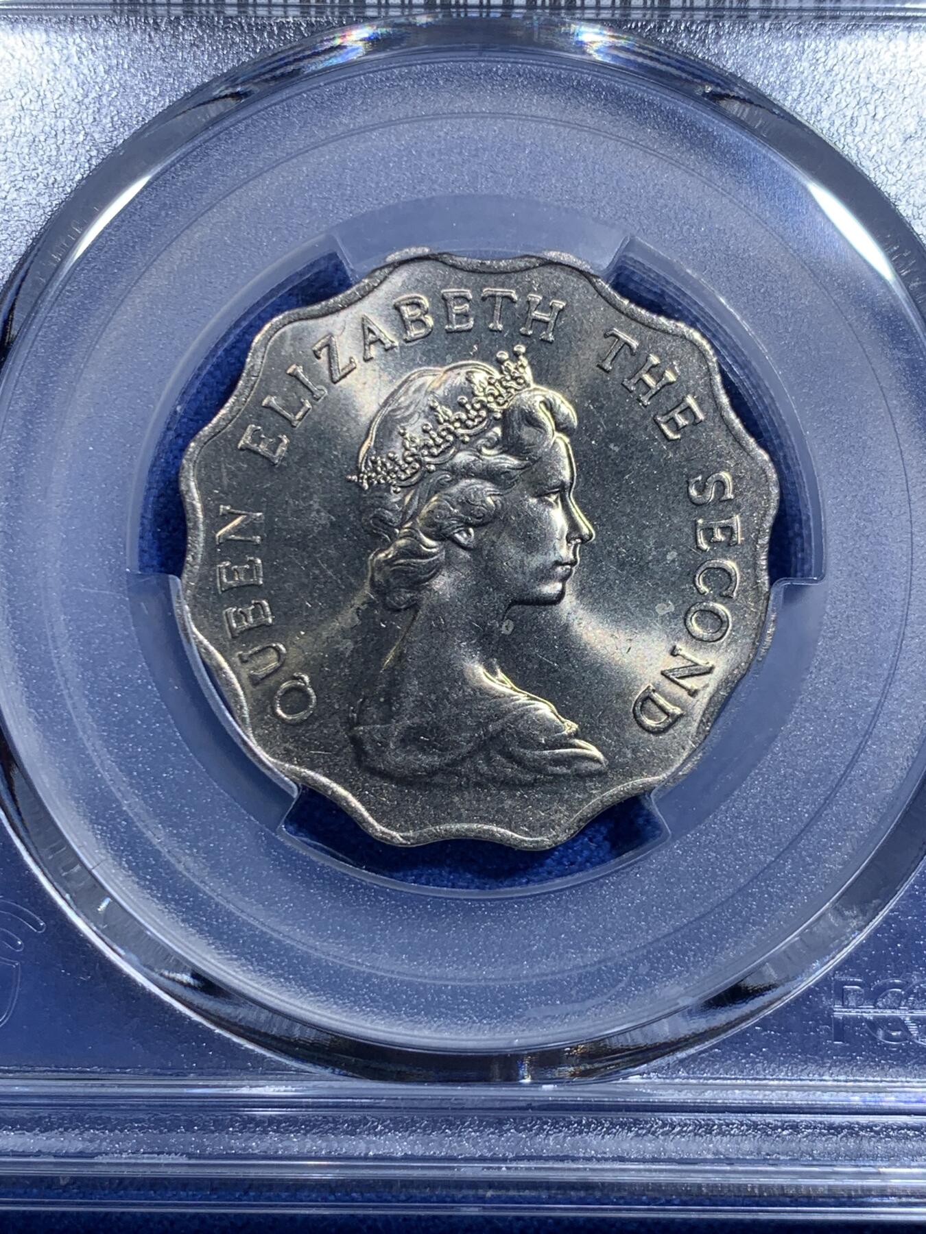 《竞宝斋》第303场   周日，周一 2场连拍 （全场包邮） PCGS MS63 香港1975年伊丽莎白二世女王多边形2元，车轮光状态，2元铸造工艺不太好，花边独特设计，喜欢的不要错过了