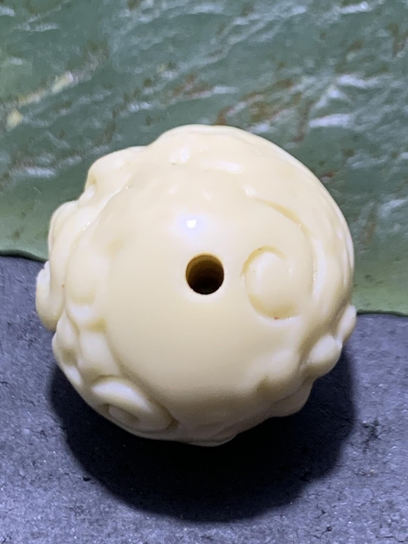 精美高玉化金膏玉手工雕刻大黑天黄财神珠一个，