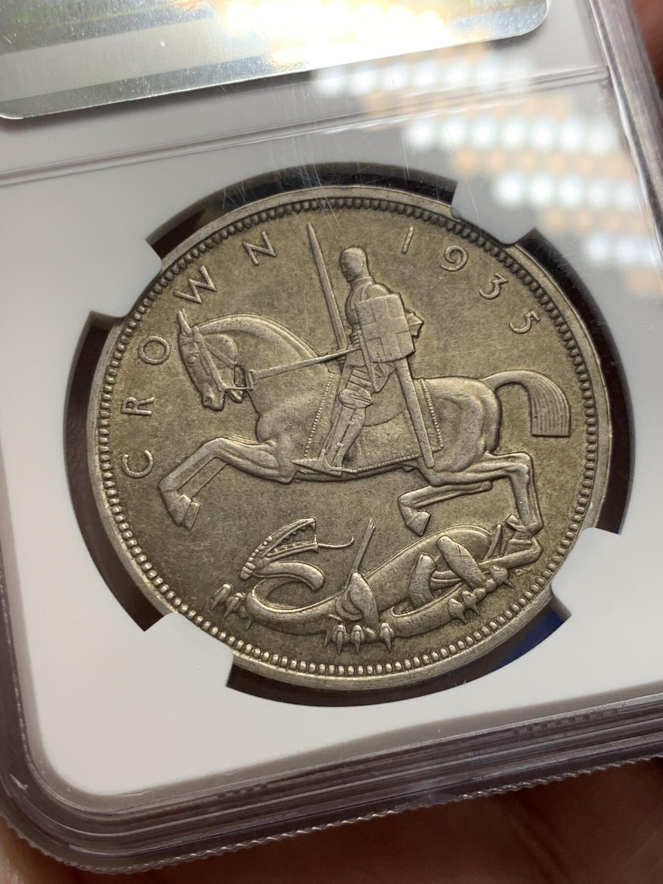 《竞宝斋》第303场   周日，周一 2场连拍 （全场包邮） NGC MS63 英国1935年乔治五世马剑银币 淡彩 出彩不易