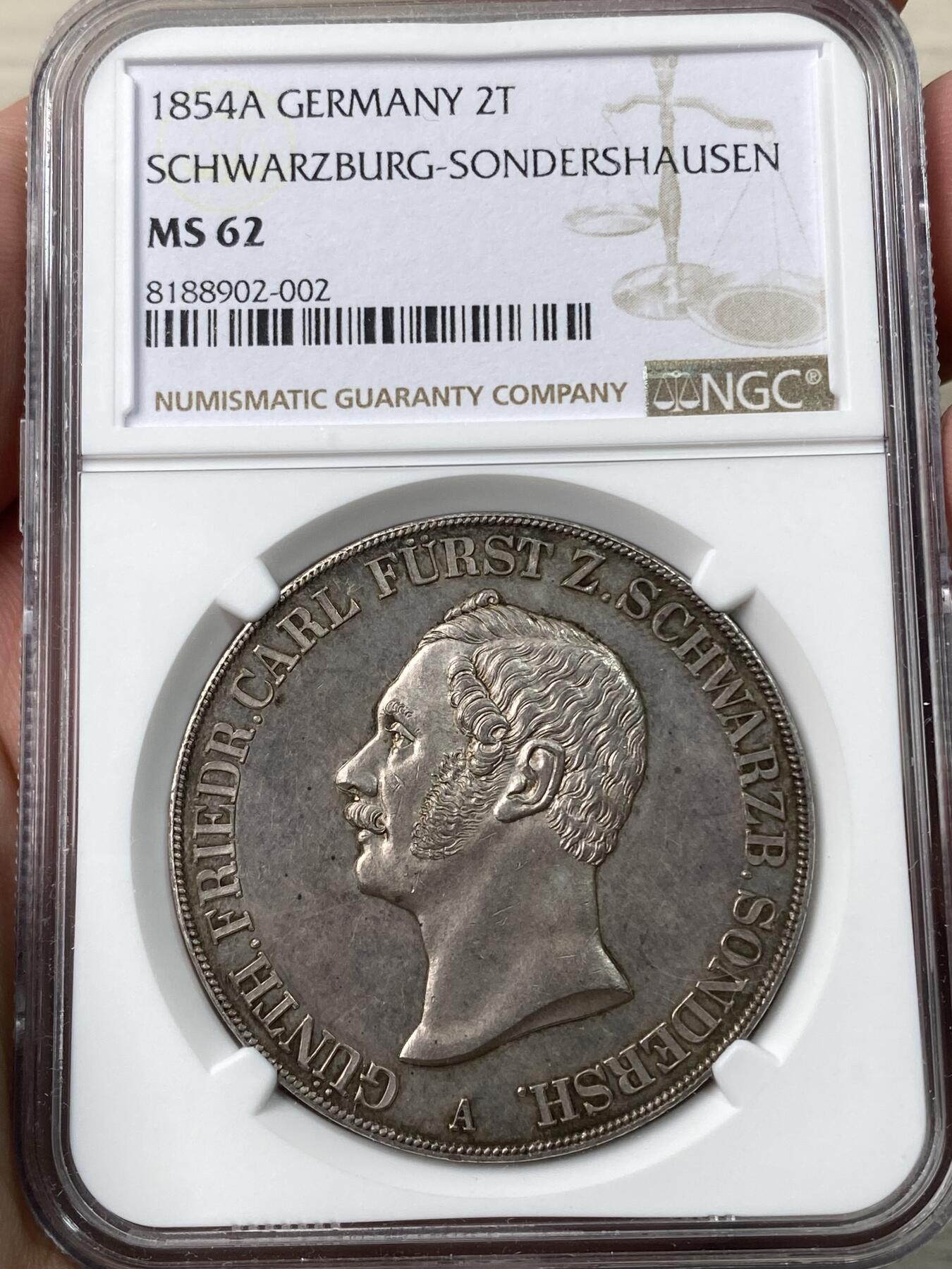 万国钱币拍卖第033期 NGC MS62 1854年德国施瓦茨堡-桑德斯豪森野人流通2泰勒 几乎是所有德系爱好者都想拥有的品种 堪称德邦时期2泰勒代表作 独特的纹章设计令人过目难忘 因发行量稀少想入藏一枚好品难度极大 此枚底板整洁无伤 头发丝根根分明 野人高点部位清晰可见 双面均匀香槟色包浆 得此一枚足矣