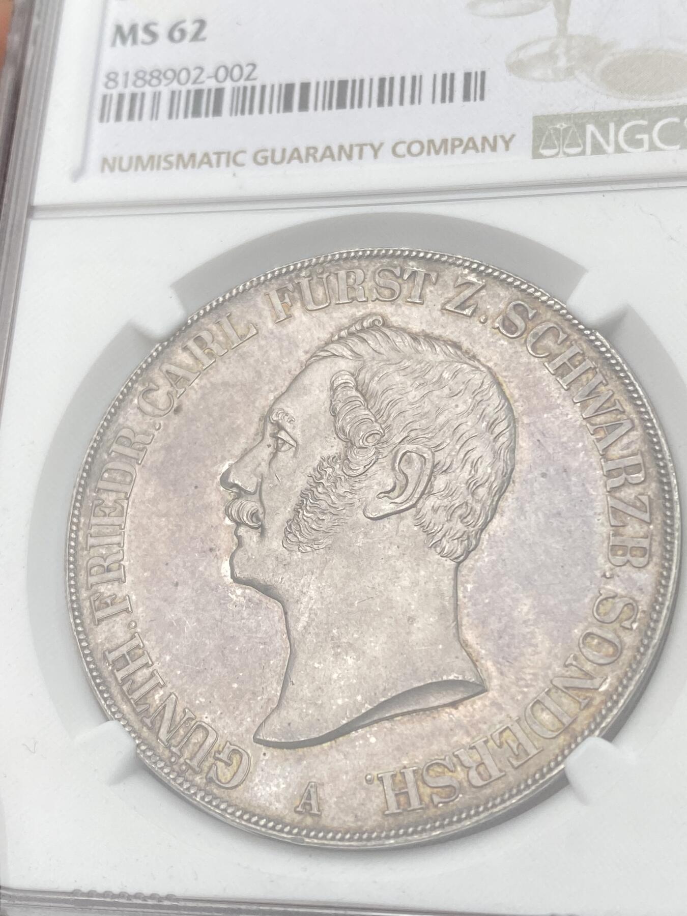 万国钱币拍卖第033期 NGC MS62 1854年德国施瓦茨堡-桑德斯豪森野人流通2泰勒 几乎是所有德系爱好者都想拥有的品种 堪称德邦时期2泰勒代表作 独特的纹章设计令人过目难忘 因发行量稀少想入藏一枚好品难度极大 此枚底板整洁无伤 头发丝根根分明 野人高点部位清晰可见 双面均匀香槟色包浆 得此一枚足矣