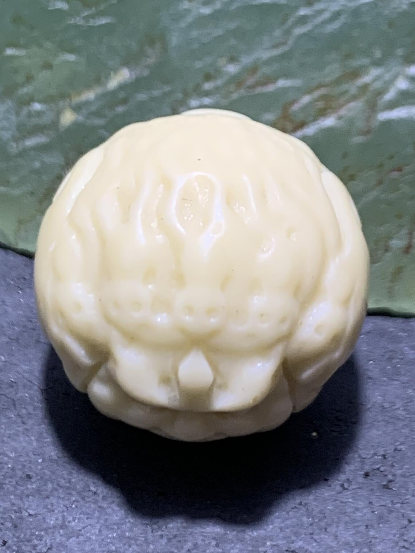 精美高玉化金膏玉手工雕刻大黑天黄财神珠一个，