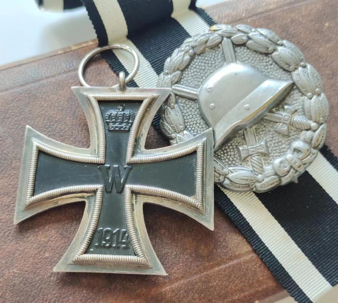 RimeNova韵星2024军品类秋季拍卖会-- RimeNova 2024 Autumn Militaria Sale 德意志第二帝国二级铁十字勋章+银级战伤奖章礼盒