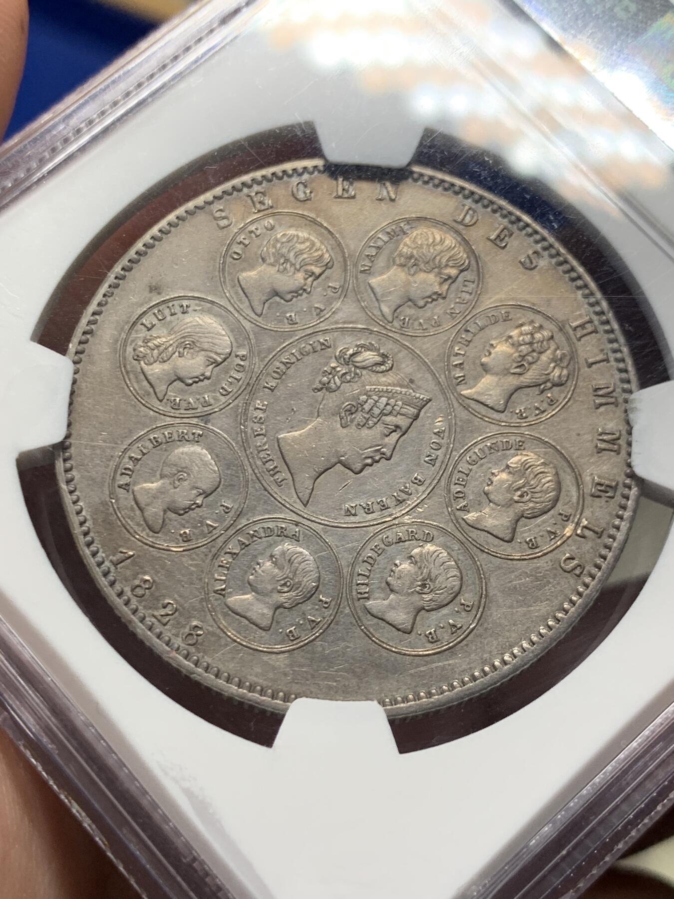 《竞宝斋》第303场   周日，周一 2场连拍 （全场包邮） NGC AU55 德国 巴伐利亚1828年 祝福王室历史协定泰勒大银币 背面中央为王后特蕾莎头像，其四周是八位子女头像 原味带彩 细节非常好