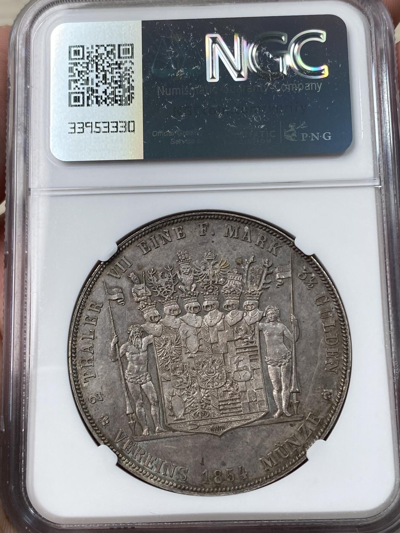 万国钱币拍卖第033期 NGC MS62 1854年德国施瓦茨堡-桑德斯豪森野人流通2泰勒 几乎是所有德系爱好者都想拥有的品种 堪称德邦时期2泰勒代表作 独特的纹章设计令人过目难忘 因发行量稀少想入藏一枚好品难度极大 此枚底板整洁无伤 头发丝根根分明 野人高点部位清晰可见 双面均匀香槟色包浆 得此一枚足矣
