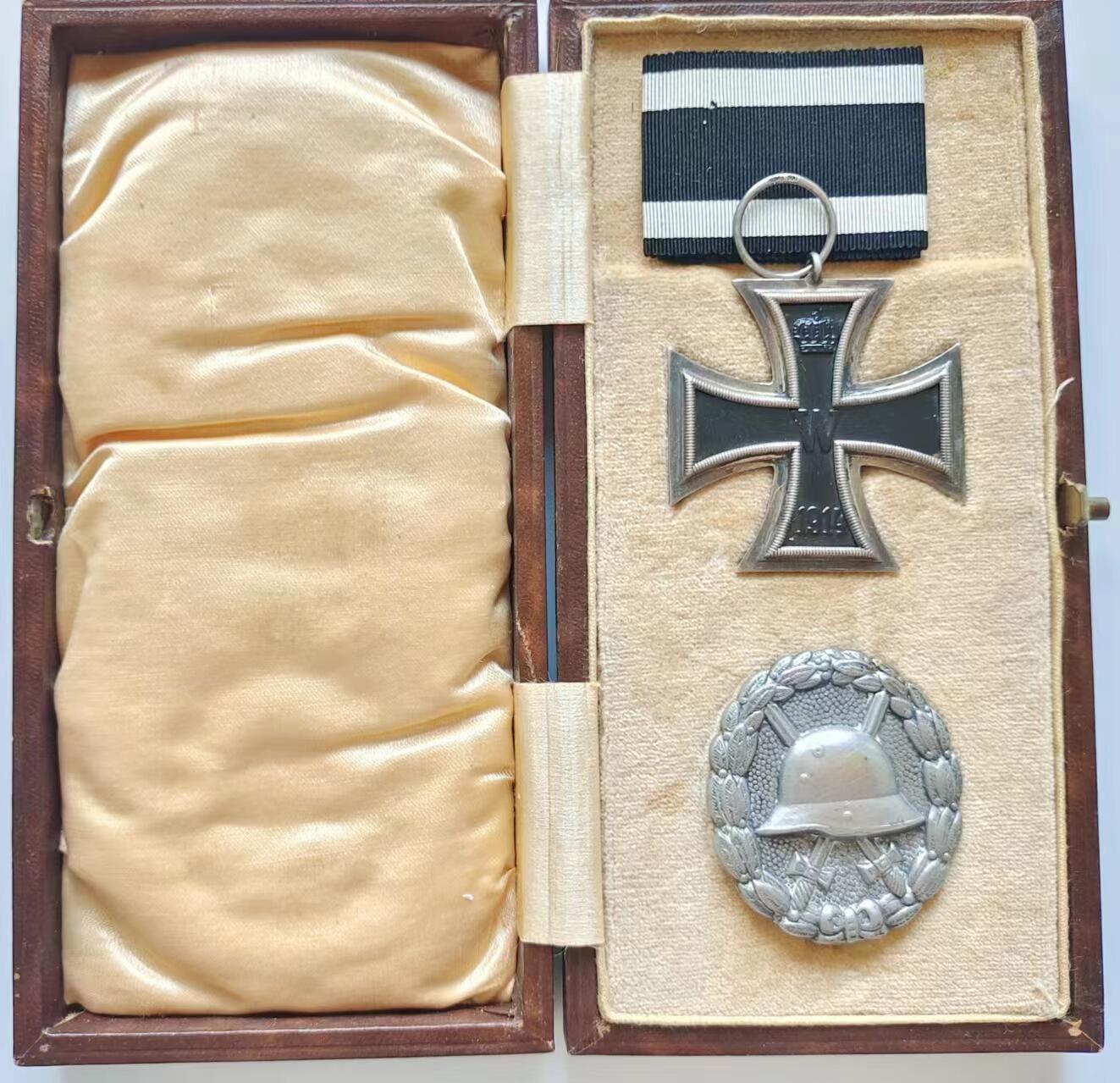 RimeNova韵星2024军品类秋季拍卖会-- RimeNova 2024 Autumn Militaria Sale 德意志第二帝国二级铁十字勋章+银级战伤奖章礼盒