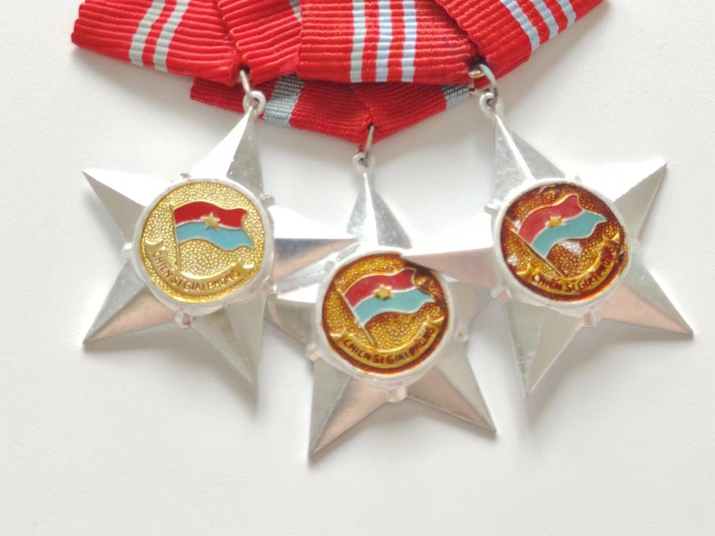 RimeNova韵星2024军品类秋季拍卖会-- RimeNova 2024 Autumn Militaria Sale 越南南方共和国解放战士勋章带勋略一组