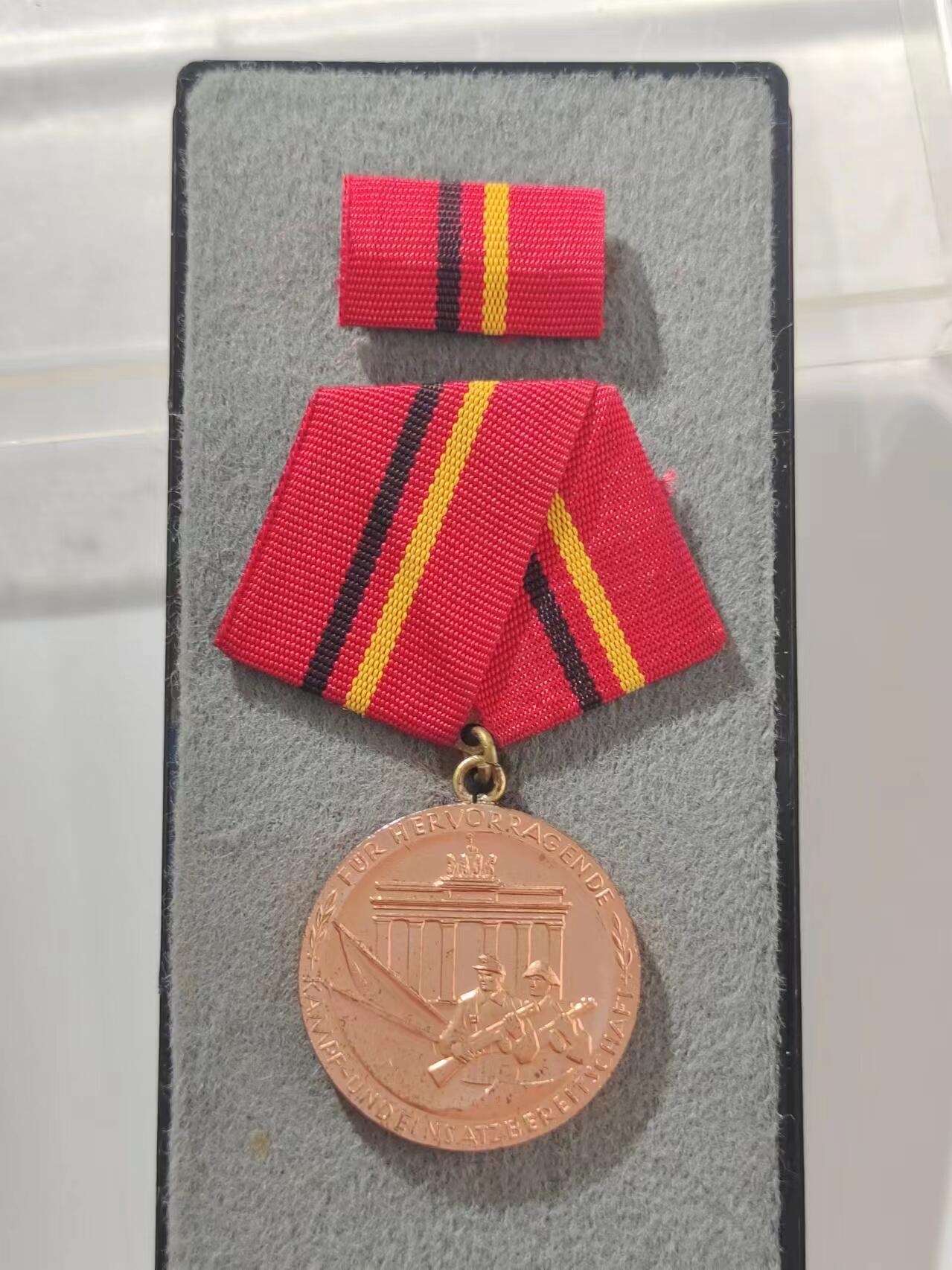 RimeNova韵星2024军品类秋季拍卖会-- RimeNova 2024 Autumn Militaria Sale 德意志民主共和国工人阶级战斗队铜功绩奖章带原盒、略