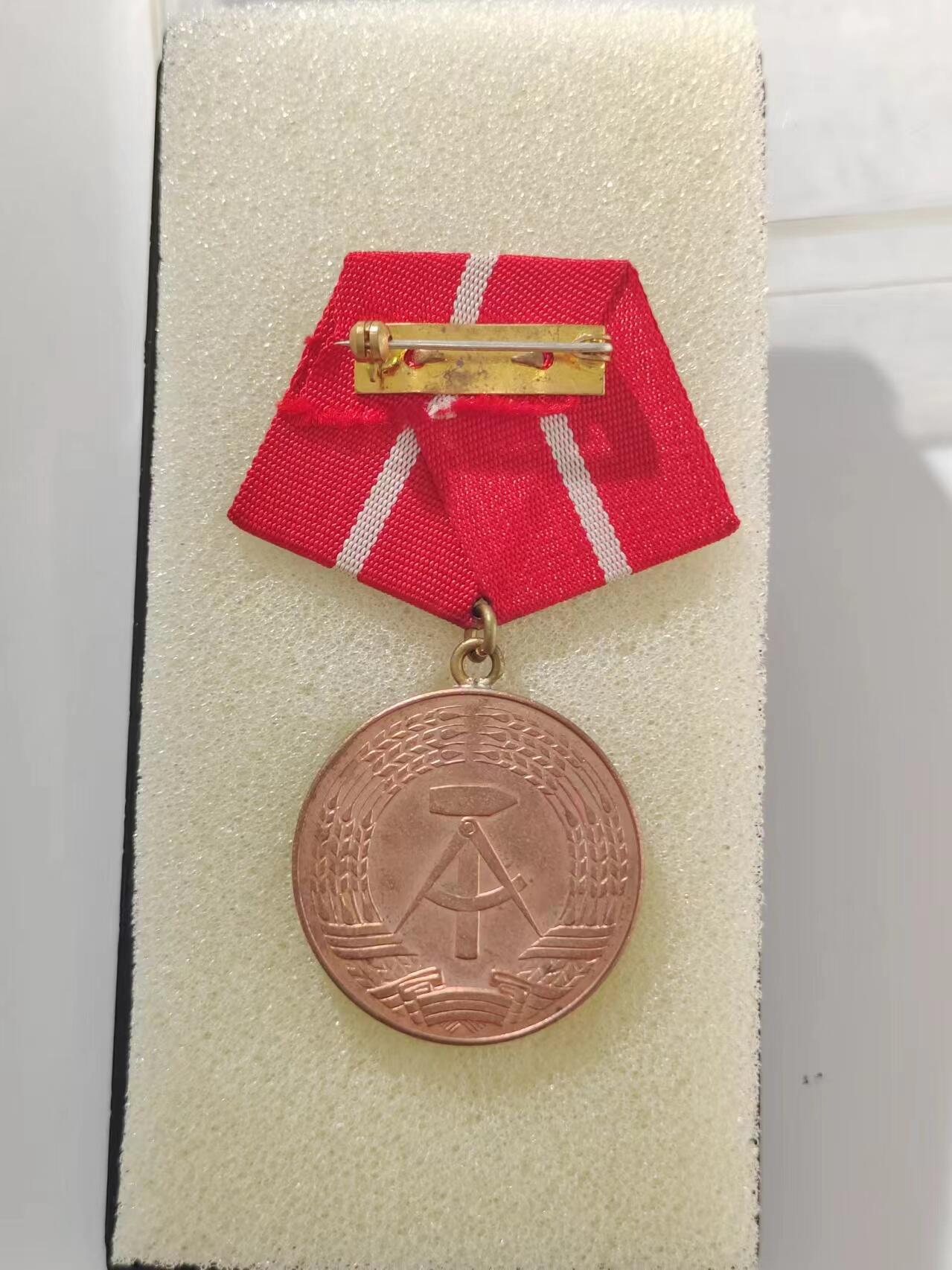 RimeNova韵星2024军品类秋季拍卖会-- RimeNova 2024 Autumn Militaria Sale  德意志民主共和国铜级工人阶级战斗队优秀服役奖章带盒略一套