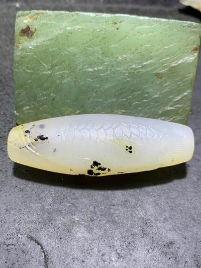 精美亚光高玉化草花纹海洋玉髓手工俏色巧雕龙鱼大桶珠一个！ - 精美亚光高玉化草花纹海洋玉髓手工俏色巧雕龙鱼大桶珠一个！