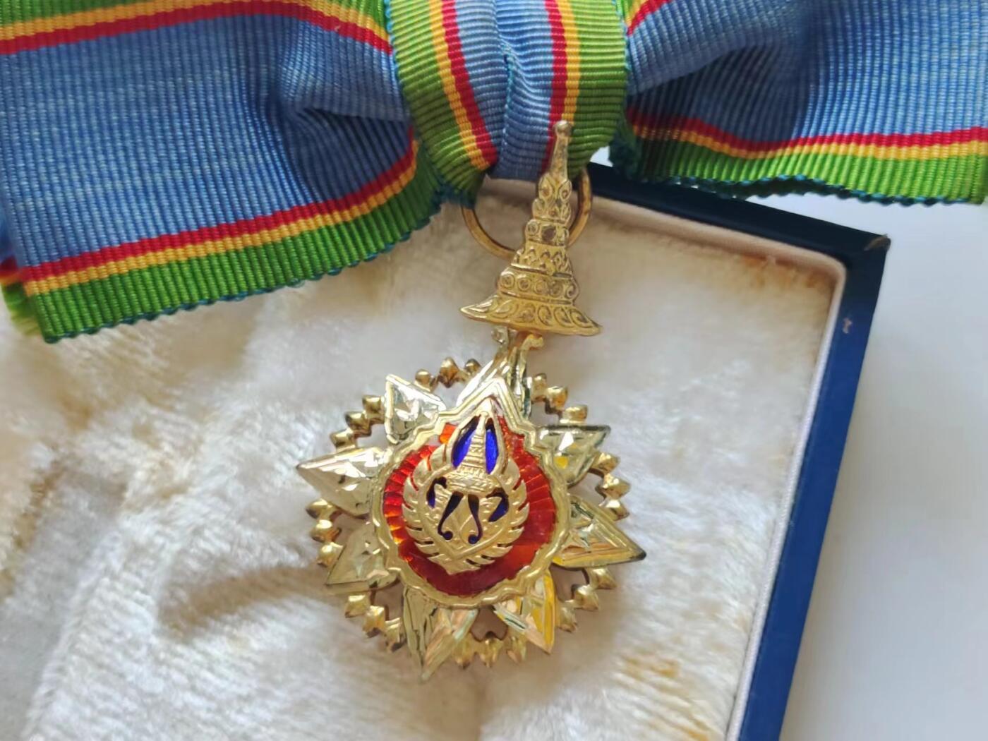 RimeNova韵星2024军品类秋季拍卖会-- RimeNova 2024 Autumn Militaria Sale 泰王国女版骑士级王冠勋章带原盒一套