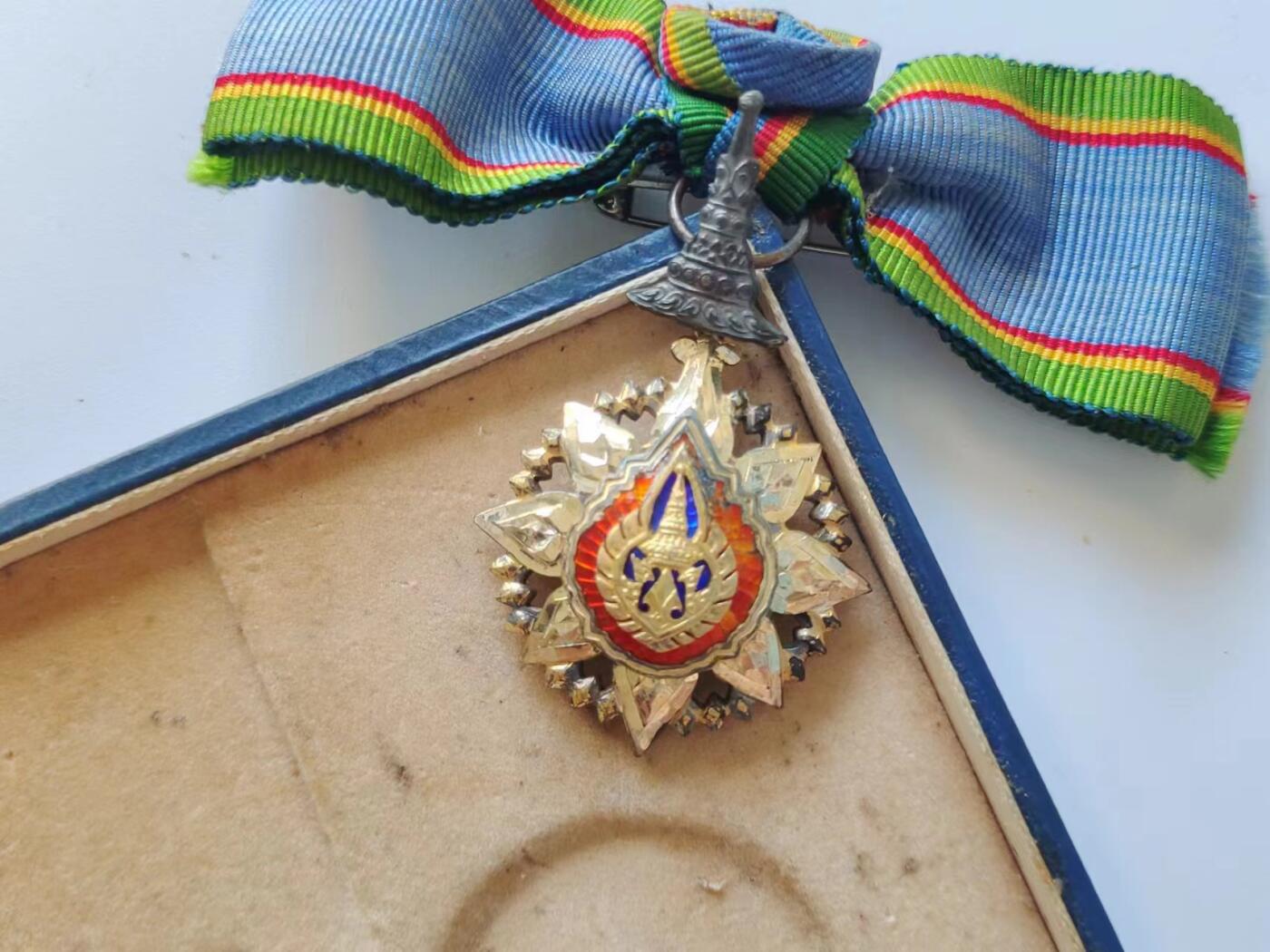 RimeNova韵星2024军品类秋季拍卖会-- RimeNova 2024 Autumn Militaria Sale 泰王国军官级女版王冠勋章带原盒一套