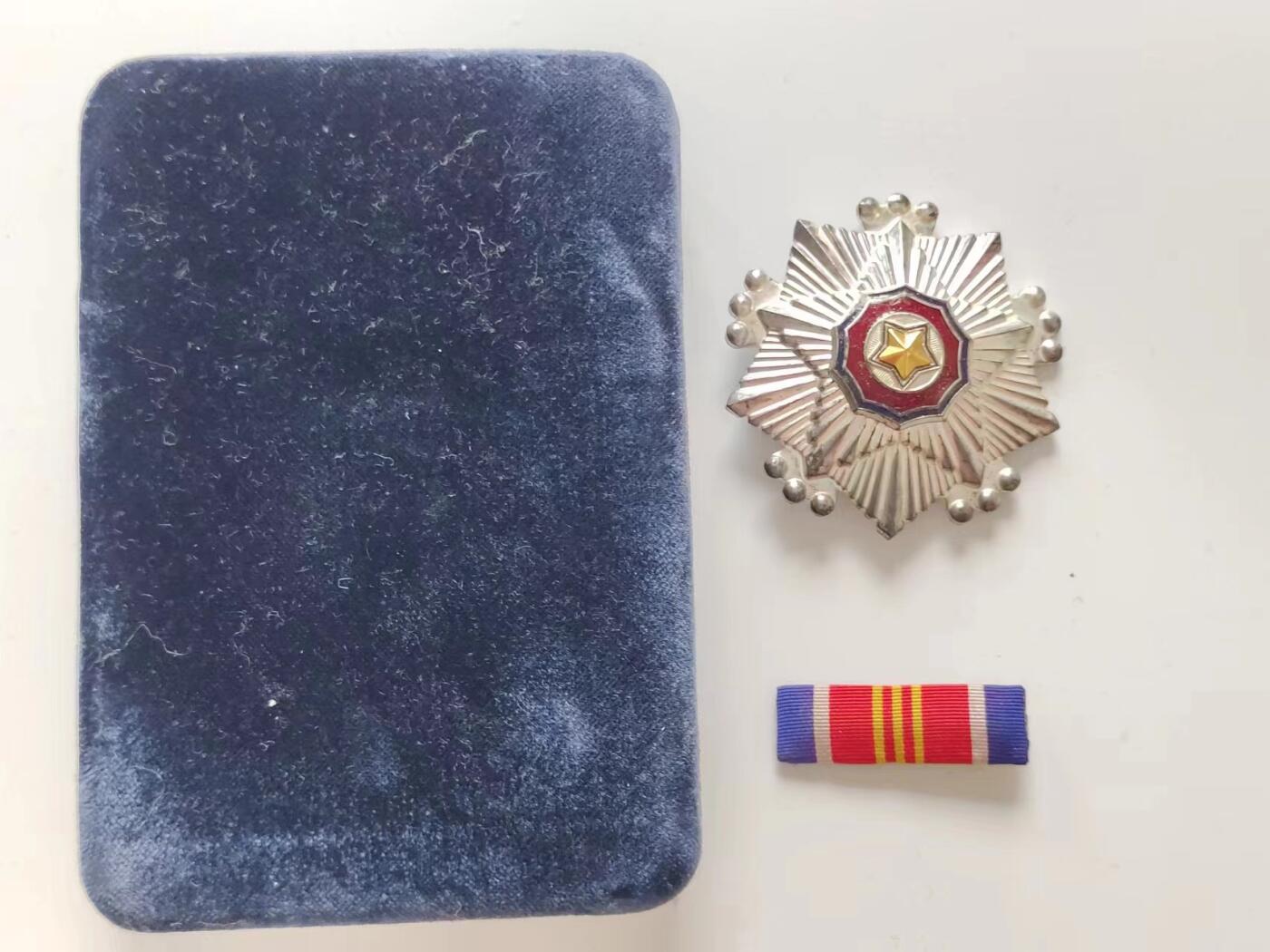 RimeNova韵星2024军品类秋季拍卖会-- RimeNova 2024 Autumn Militaria Sale 北韩三级国旗勋章带盒略一套