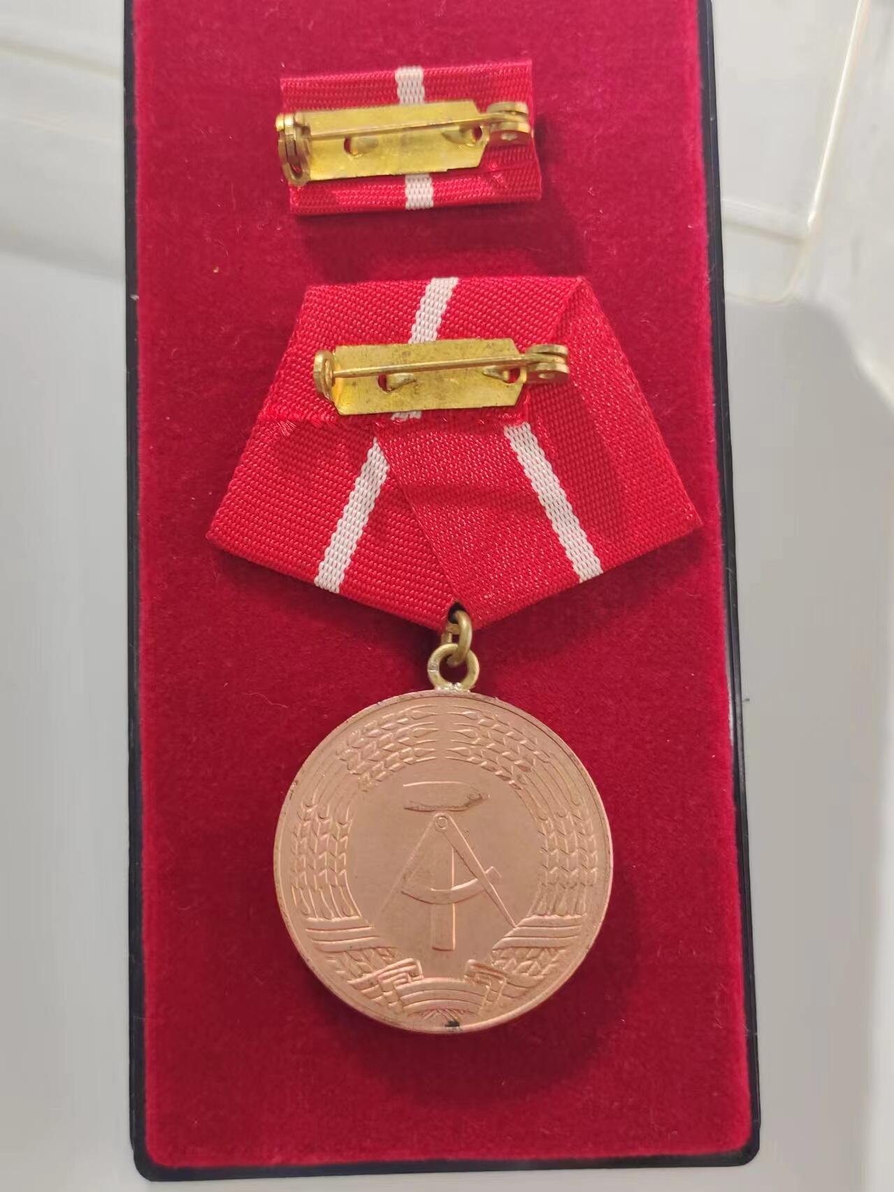 RimeNova韵星2024军品类秋季拍卖会-- RimeNova 2024 Autumn Militaria Sale 德意志民主共和国铜级工人阶级战斗队优秀服役奖章带盒略一套