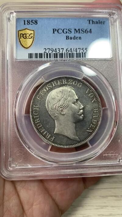 万国钱币拍卖第033期 PCGS MS64 1858年德国巴登双狮鹫护盾流通1泰勒 经典小邦品种 丝绸底板 原味转光 BU品相难度极大 PC唯一亚军分 MS记录仅有6枚