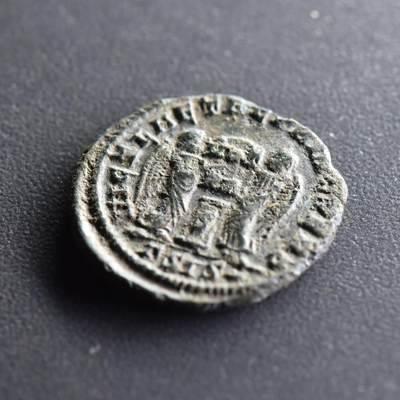 【良泉】第十五期，9月25日晚19.30点开拍！128组，古希腊 古罗马 拜占庭 古波斯 古印度 伊斯兰等 古代钱币杂项专场  - 【美品】公元308-324年【古罗马】李锡尼一世“双天使誓愿”洗银富力铜币，2.65克