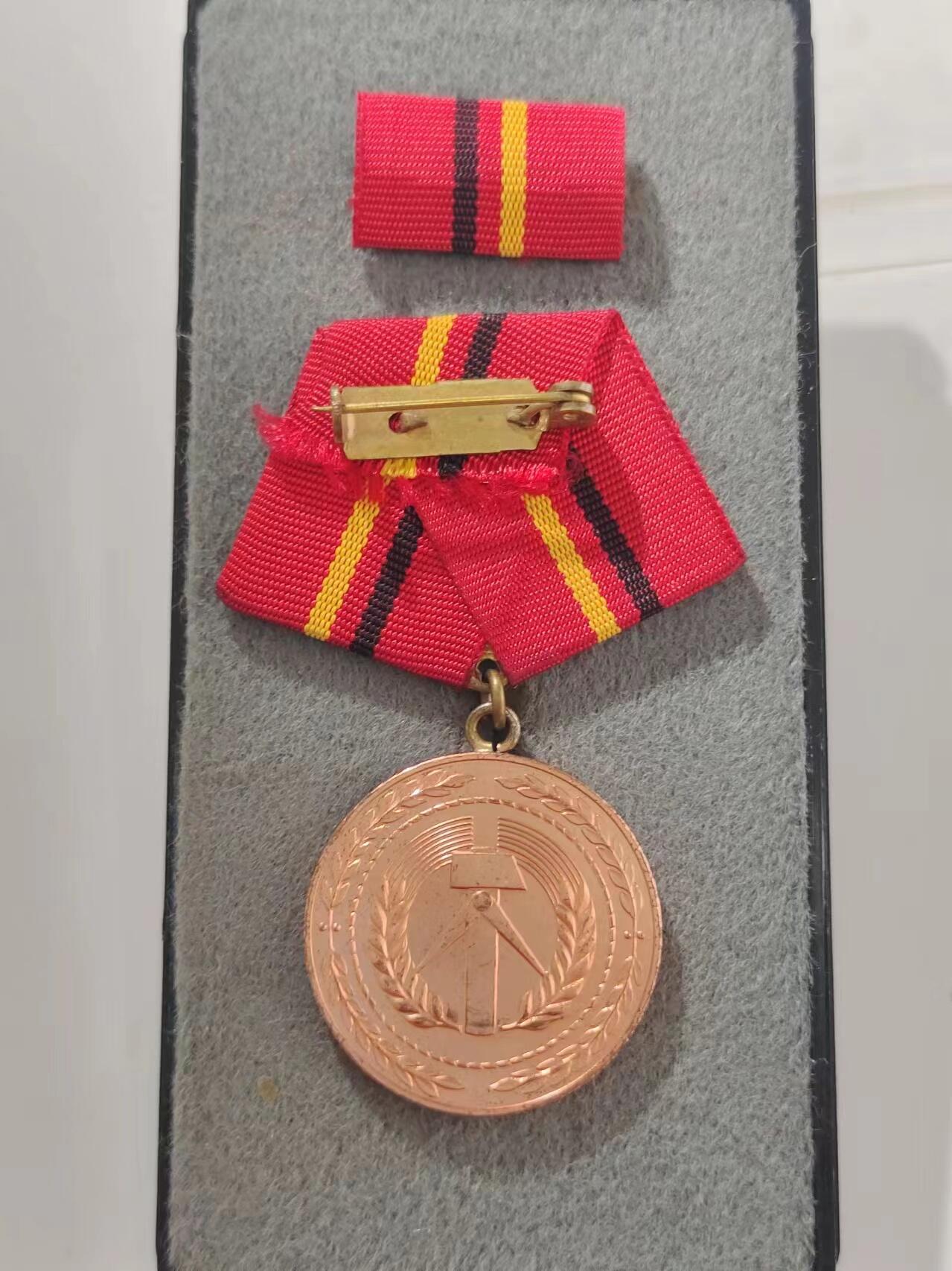 RimeNova韵星2024军品类秋季拍卖会-- RimeNova 2024 Autumn Militaria Sale 德意志民主共和国工人阶级战斗队铜功绩奖章带原盒、略
