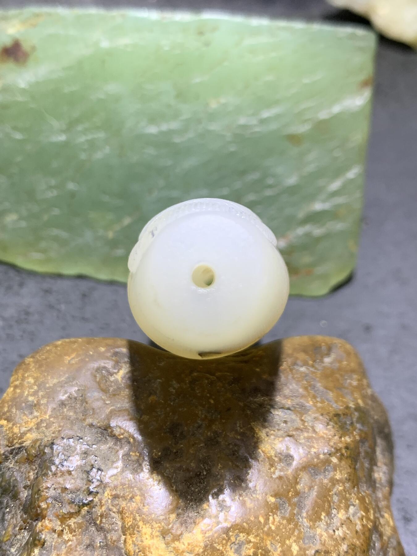 精美亚光高玉化草花纹海洋玉髓手工俏色巧雕龙鱼大桶珠一个！