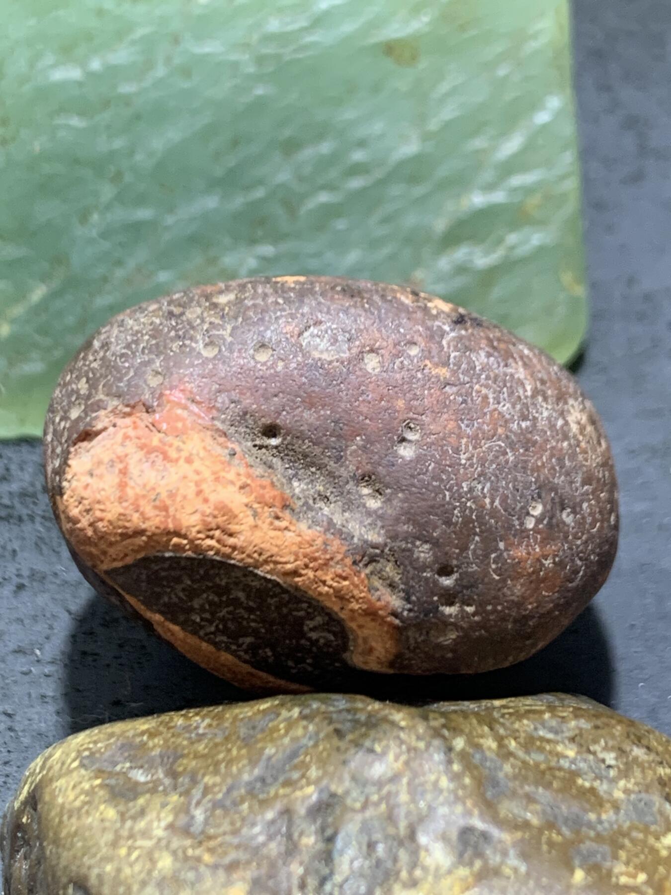 精美开窗铁皮南红玛瑙原石一颗，