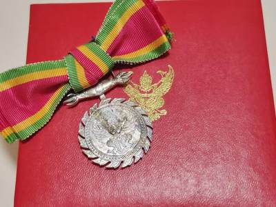 荷兰勋赏制服交流拍卖第104场 - 泰王国女版查克拉巴提马拉奖章 纯银制作的厚重银块 别针也为银制作 该章大小男女版一样 且女版更稀有 皇家造币局出品 带原盒
