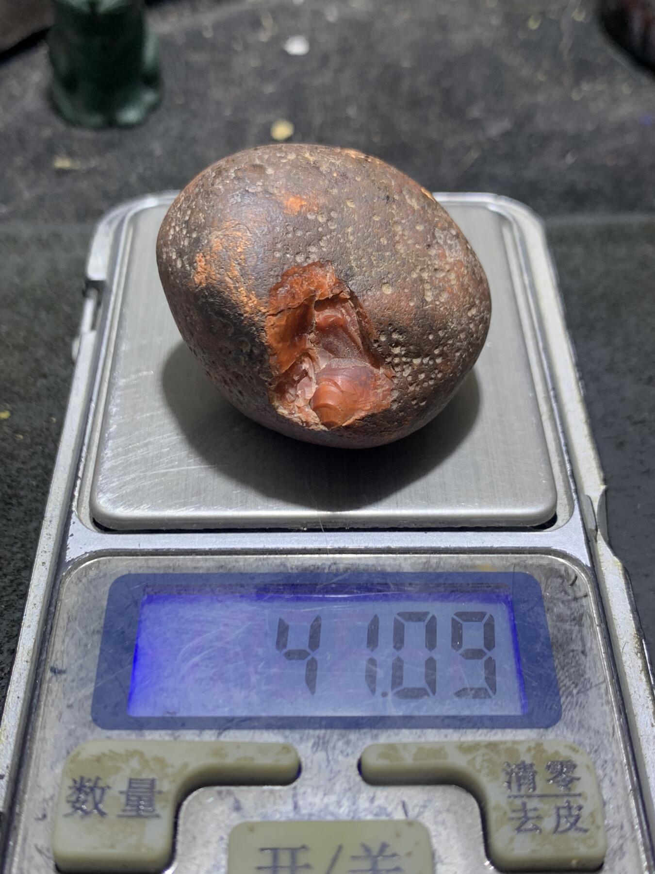 精美开窗铁皮南红玛瑙原石一颗，