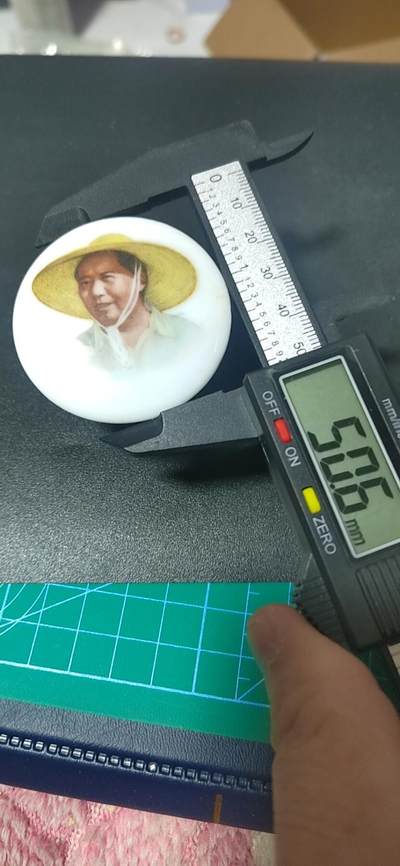 毛主席像章拍场 🔥🔥大草帽景德镇陶瓷章🔥🔥毛主席像章，50.6毫米