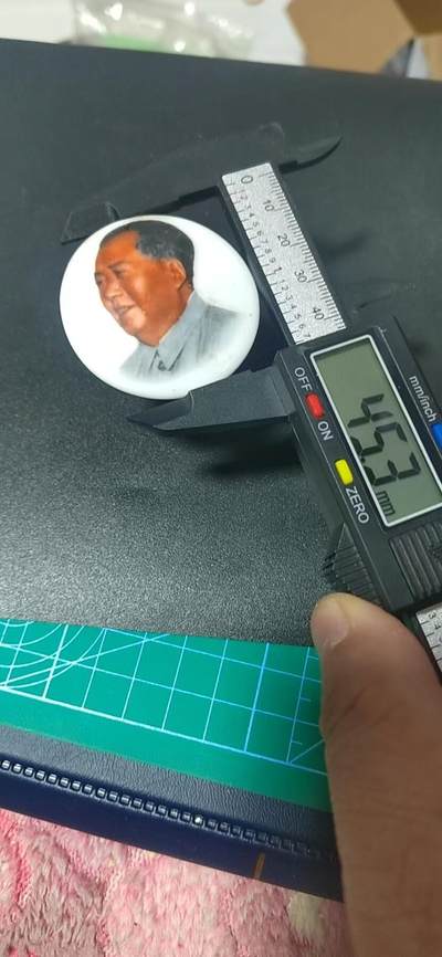 毛主席像章拍场 🔥🔥景德镇陶瓷章🔥🔥毛主席像章，45.3毫米