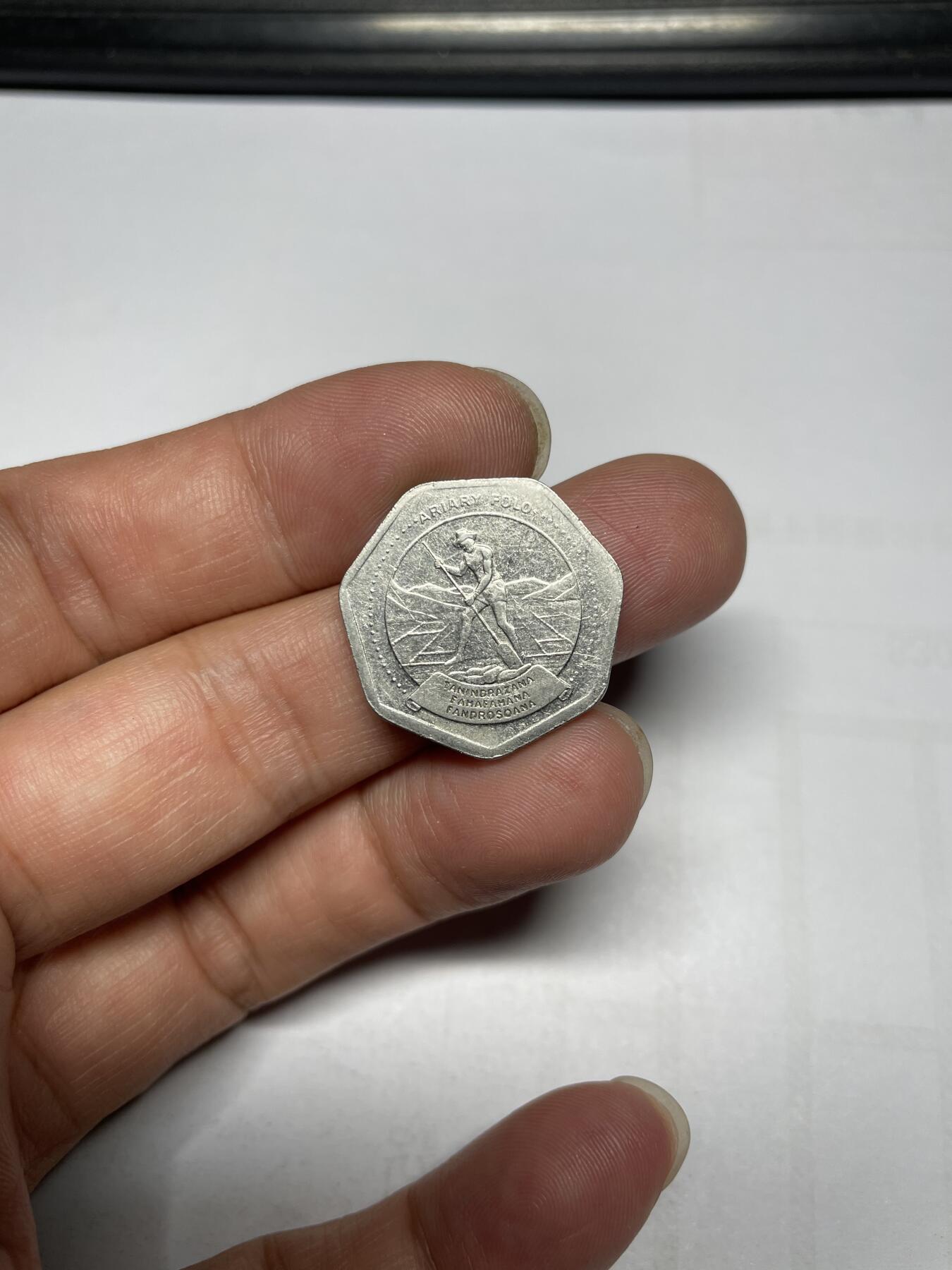 每日一拍，2024年集古藏今外币拍卖第十四期-第4场—（总第134拍），可以寄存60天，满160元包邮。 1999年马达加斯加10阿里亚里