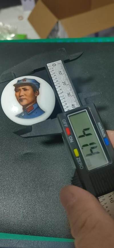 毛主席像章拍场 🔥🔥景德镇陶瓷章🔥🔥毛主席像章，41.4毫米