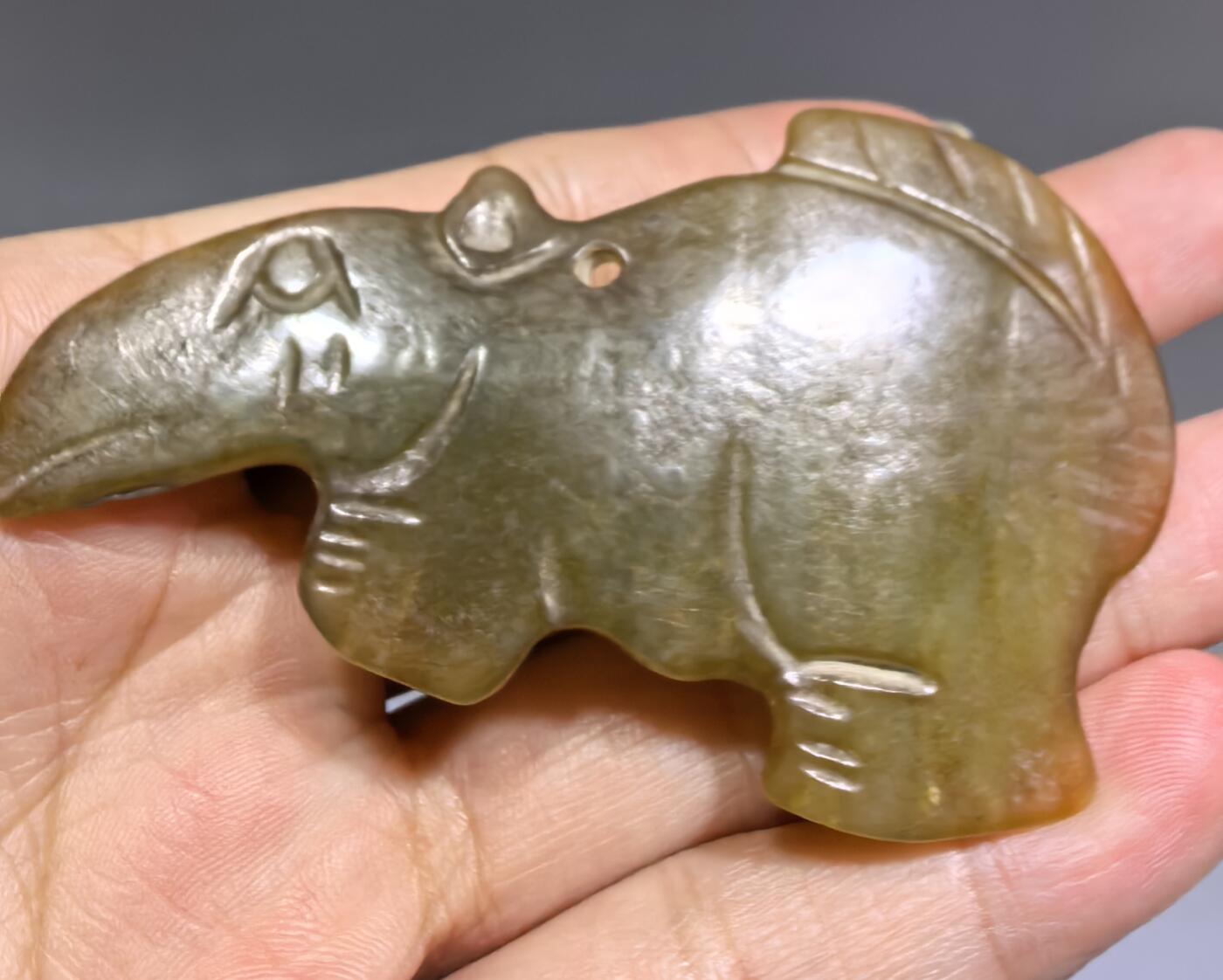 旧藏高古玉雕件 ​包浆浑厚，天然黄沁 ​尺寸:7.3*4.3*0.6cm ​克重:21.5g