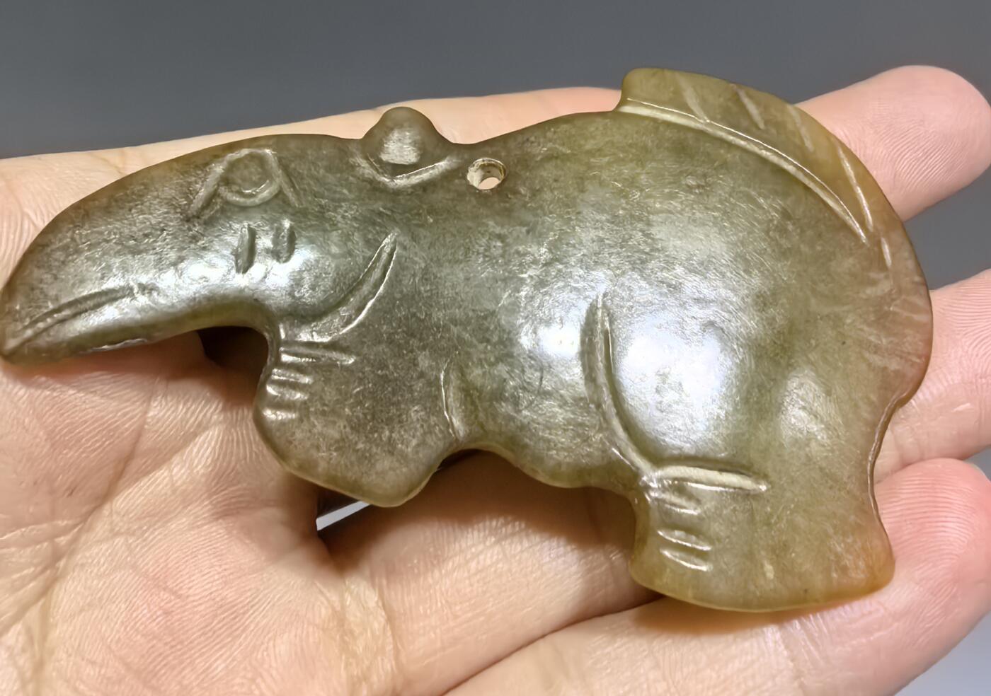 旧藏高古玉雕件 ​包浆浑厚，天然黄沁 ​尺寸:7.3*4.3*0.6cm ​克重:21.5g