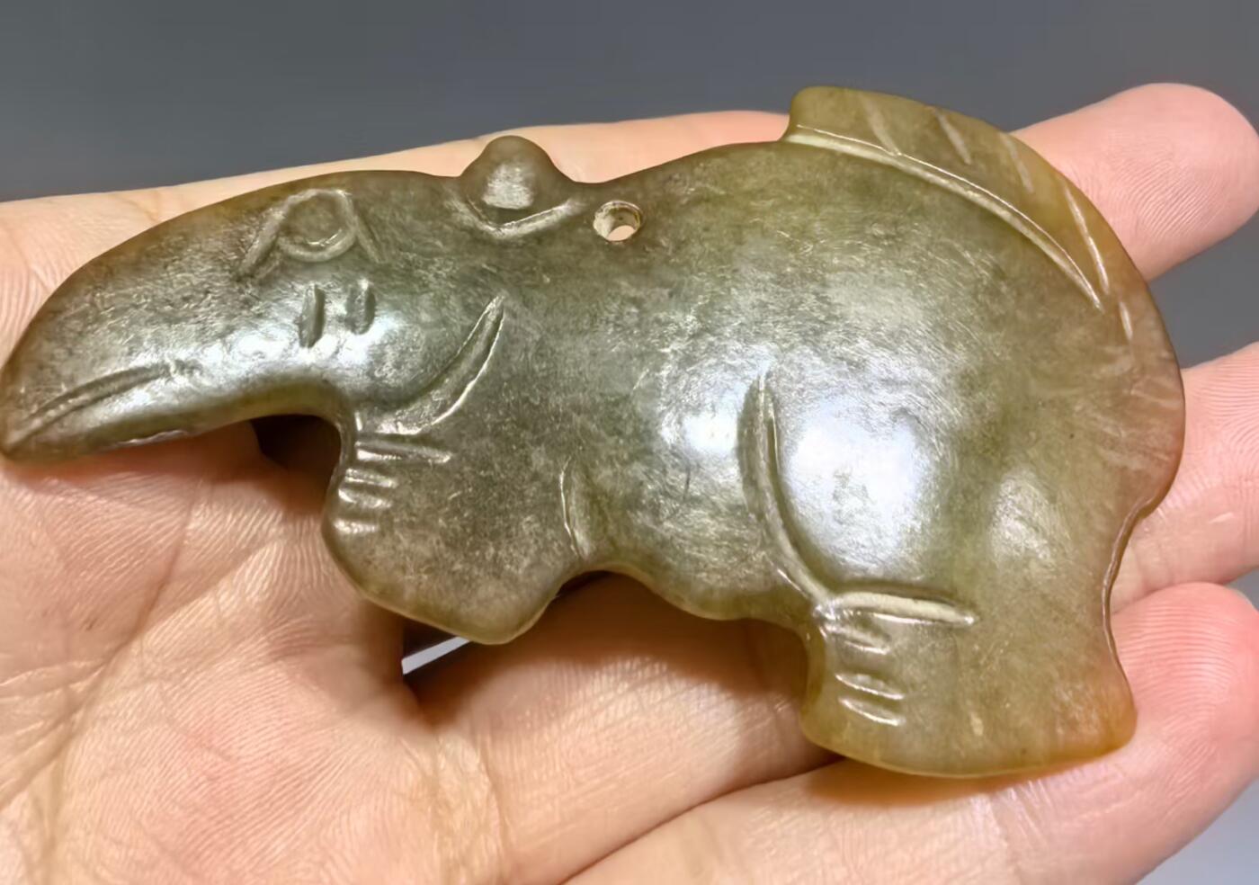 旧藏高古玉雕件 ​包浆浑厚，天然黄沁 ​尺寸:7.3*4.3*0.6cm ​克重:21.5g
