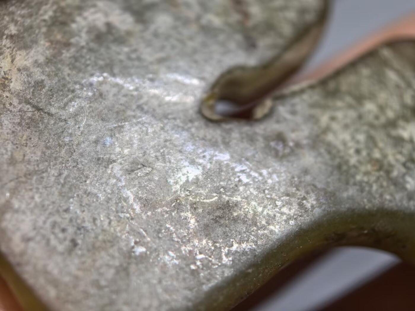 旧藏老玉玉佩 ​玉质温润，包浆淳厚皮壳老道，琢刻精堪犀利！保存良好，刀法娴熟传神，线条流畅形神兼备，整体精气神相，雕刻技艺精湛，韵味十足。 ​尺寸:9.8*4.5*0.6cm ​克重:30.4g