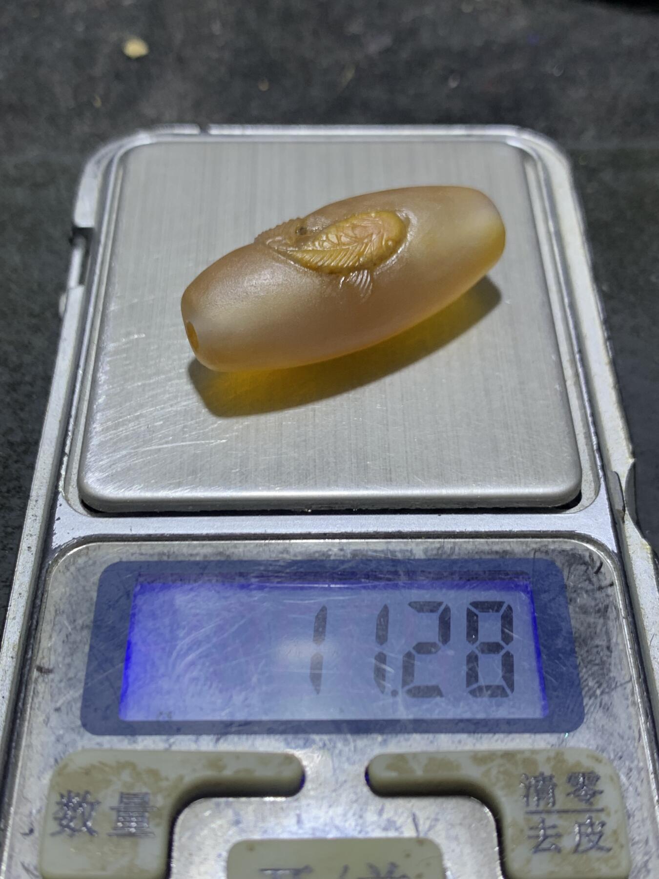 精美亚光高玉化巴西玛瑙手工俏色巧雕锦鲤随形桶珠一个