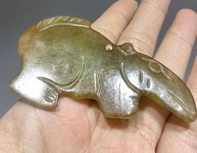 旧藏高古玉雕件 ​包浆浑厚，天然黄沁 ​尺寸:7.3*4.3*0.6cm ​克重:21.5g - 旧藏高古玉雕件 ​包浆浑厚，天然黄沁 ​尺寸:7.3*4.3*0.6cm ​克重:21.5g