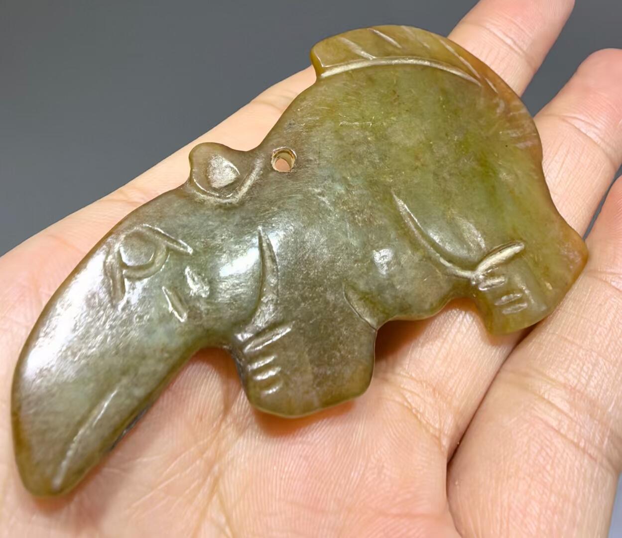 旧藏高古玉雕件 ​包浆浑厚，天然黄沁 ​尺寸:7.3*4.3*0.6cm ​克重:21.5g