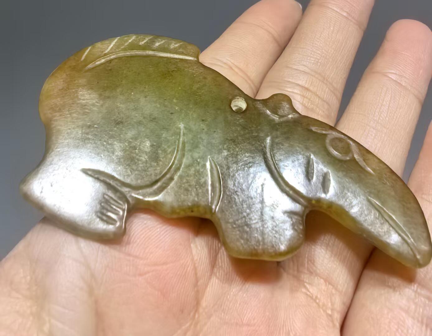 旧藏高古玉雕件 ​包浆浑厚，天然黄沁 ​尺寸:7.3*4.3*0.6cm ​克重:21.5g