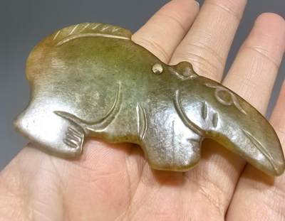 旧藏高古玉雕件 ​包浆浑厚，天然黄沁 ​尺寸:7.3*4.3*0.6cm ​克重:21.5g - 旧藏高古玉雕件 ​包浆浑厚，天然黄沁 ​尺寸:7.3*4.3*0.6cm ​克重:21.5g