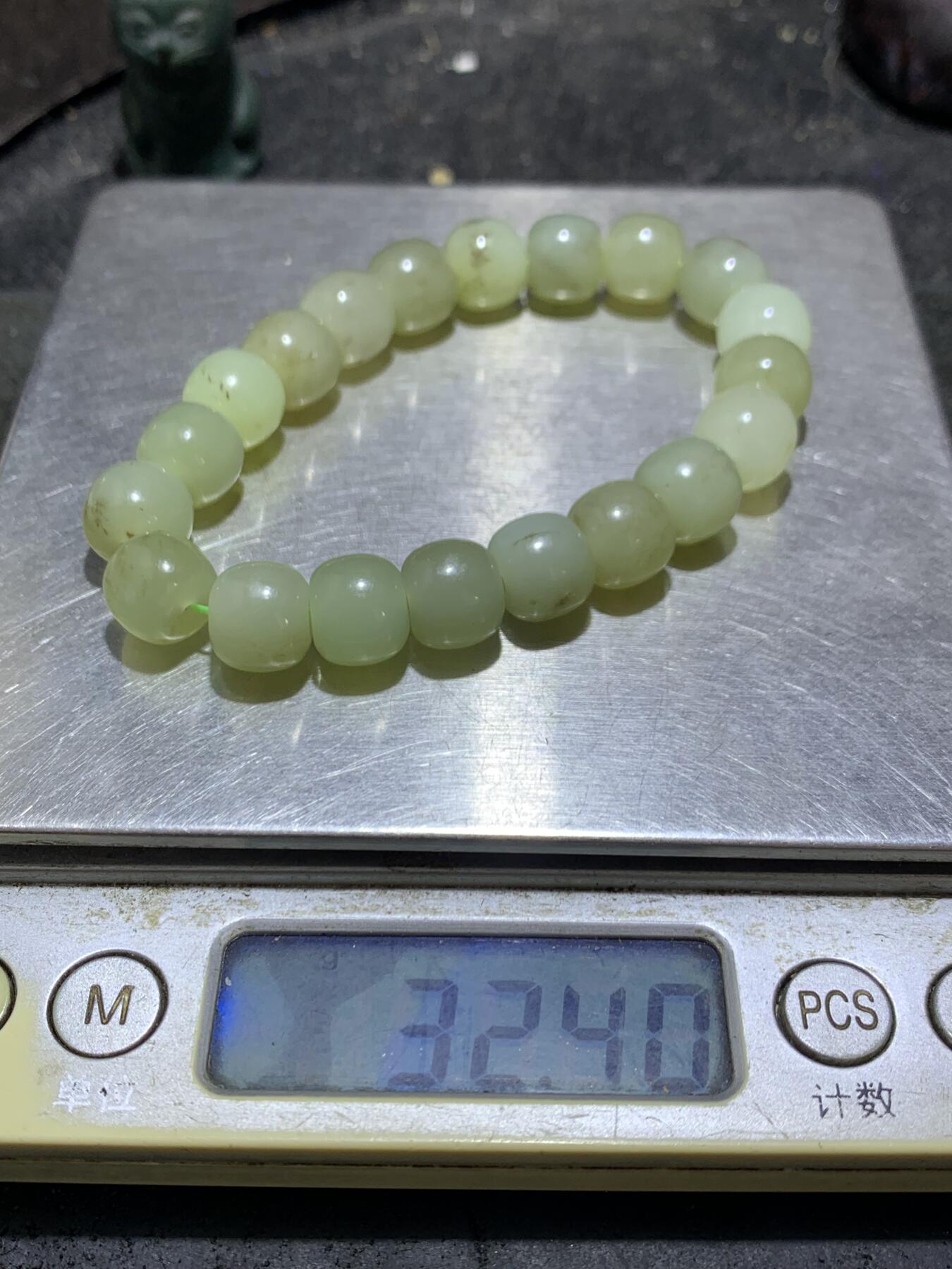 天然青海料和田玉老型桶珠手串一条，，