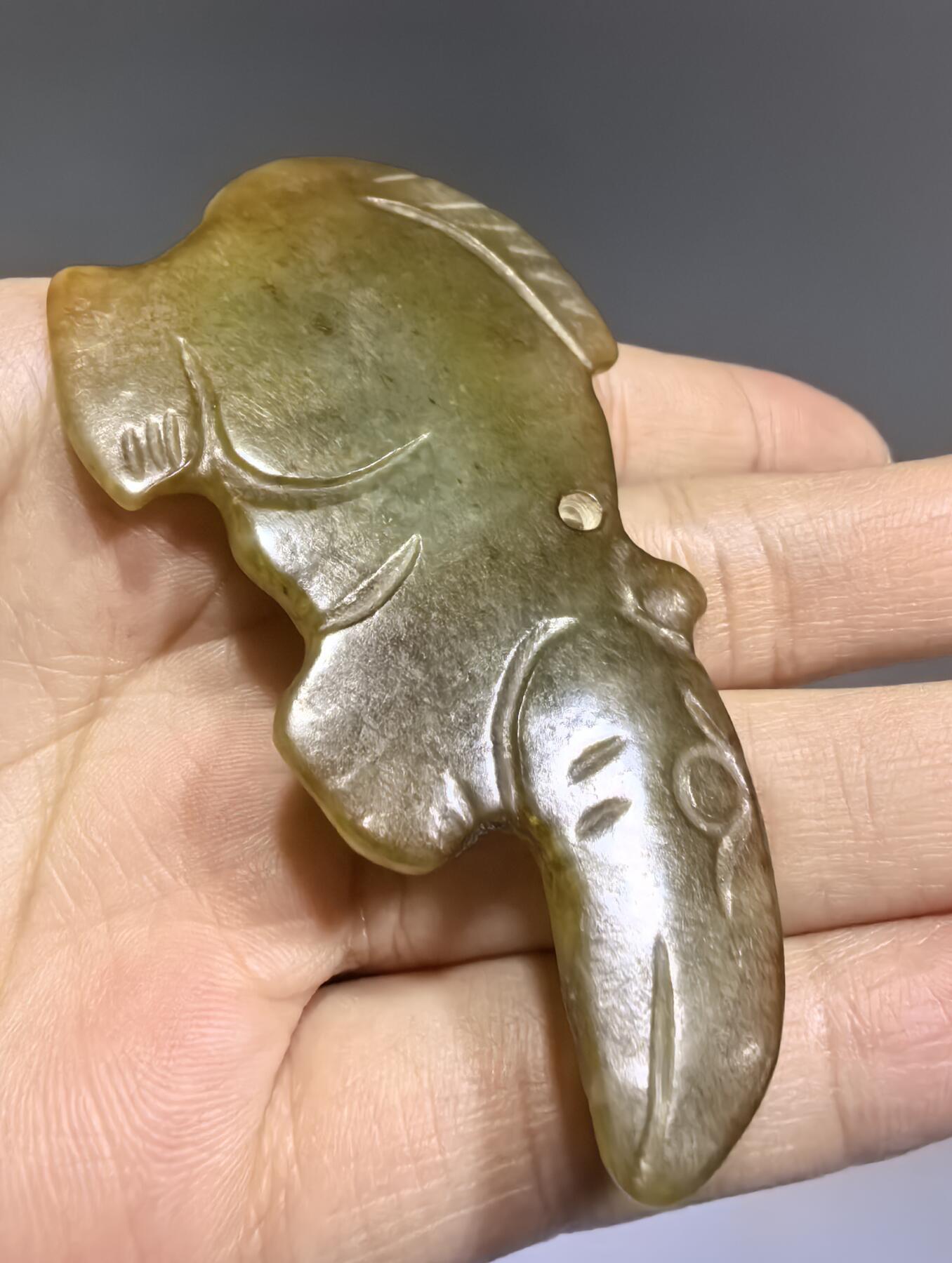旧藏高古玉雕件 ​包浆浑厚，天然黄沁 ​尺寸:7.3*4.3*0.6cm ​克重:21.5g