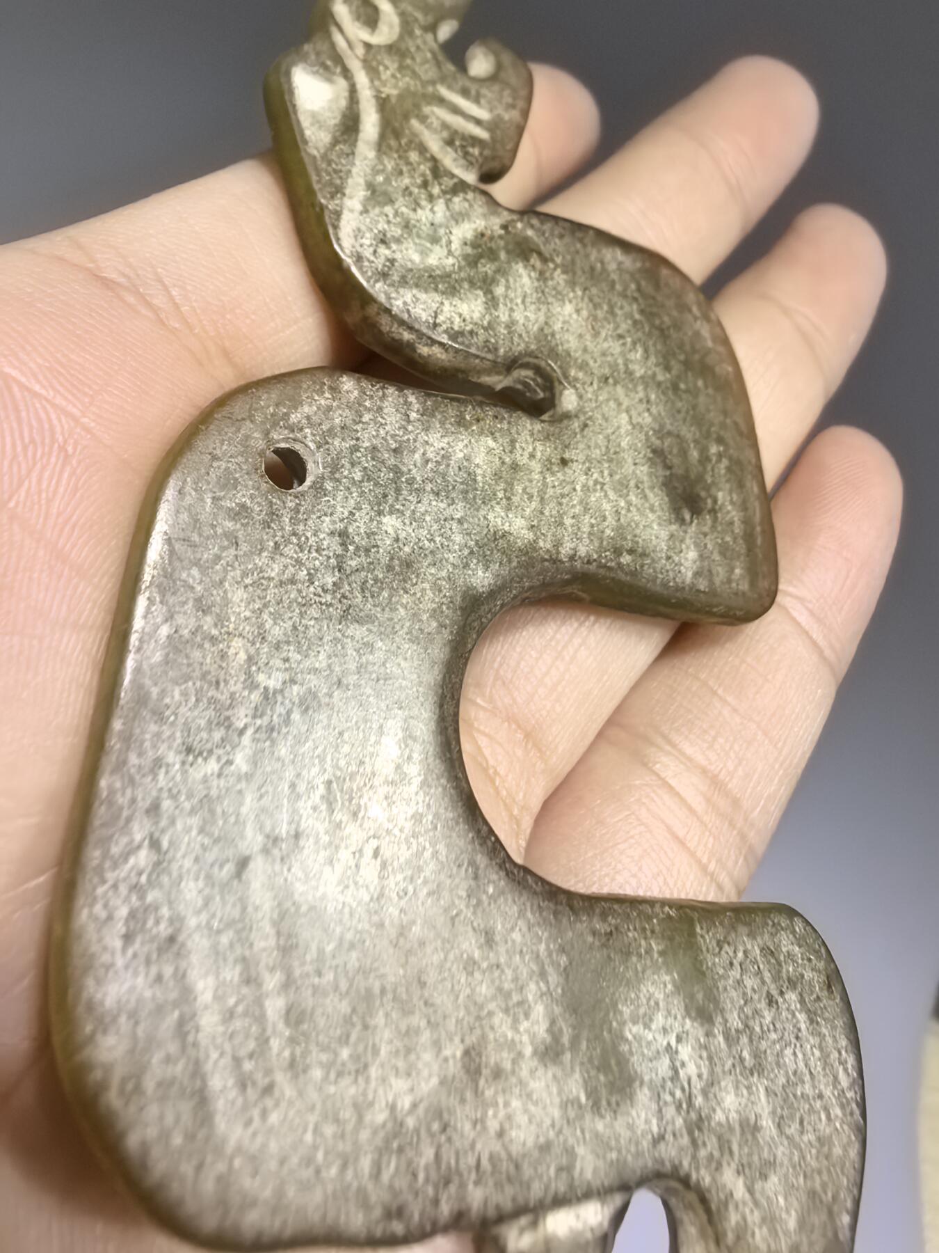 旧藏老玉玉佩 ​玉质温润，包浆淳厚皮壳老道，琢刻精堪犀利！保存良好，刀法娴熟传神，线条流畅形神兼备，整体精气神相，雕刻技艺精湛，韵味十足。 ​尺寸:9.8*4.5*0.6cm 