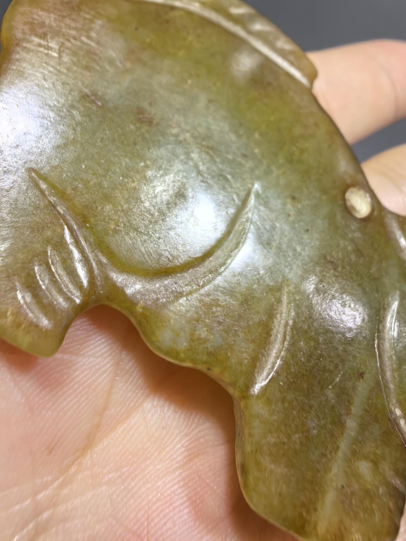旧藏高古玉雕件 ​包浆浑厚，天然黄沁 ​尺寸:7.3*4.3*0.6cm ​克重:21.5g