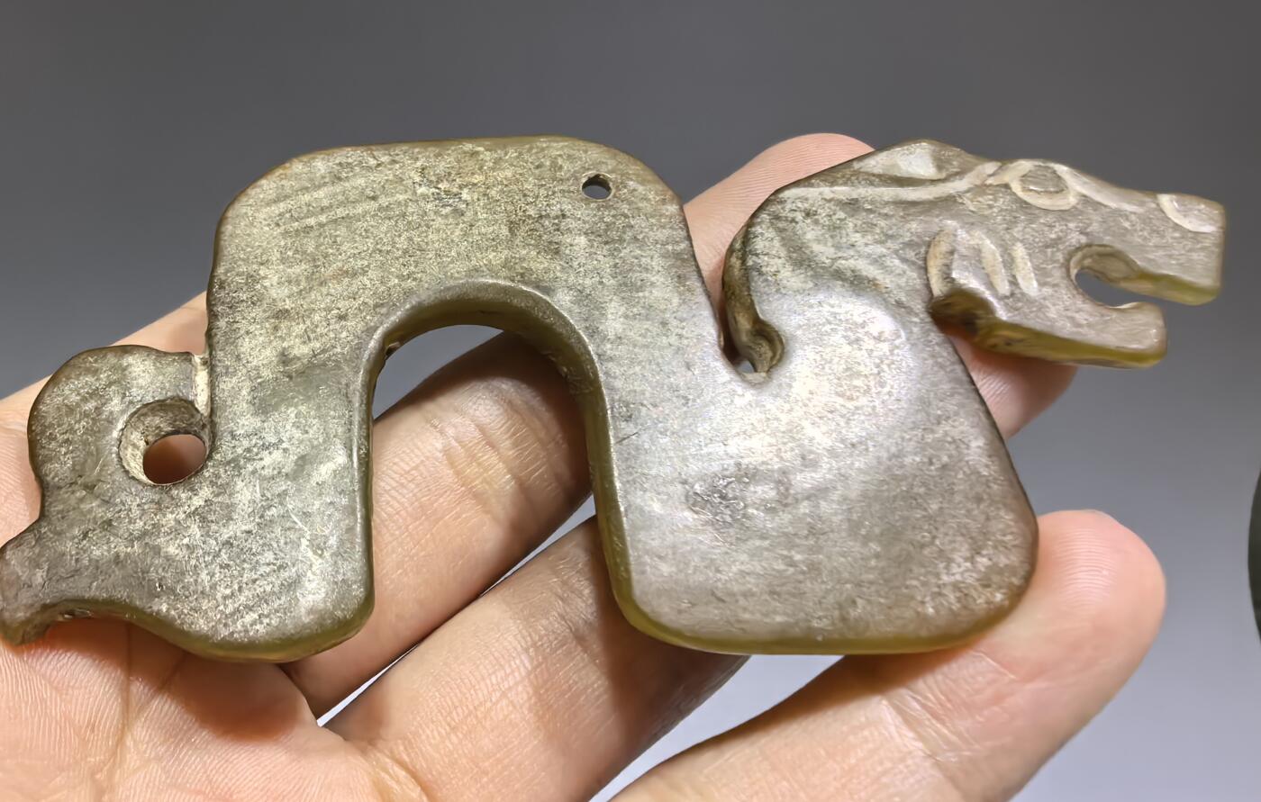 旧藏老玉玉佩 ​玉质温润，包浆淳厚皮壳老道，琢刻精堪犀利！保存良好，刀法娴熟传神，线条流畅形神兼备，整体精气神相，雕刻技艺精湛，韵味十足。 ​尺寸:9.8*4.5*0.6cm 